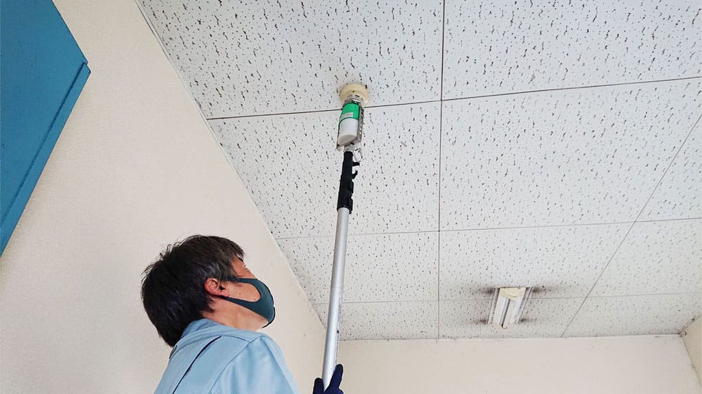 煙感知器試験をしている写真